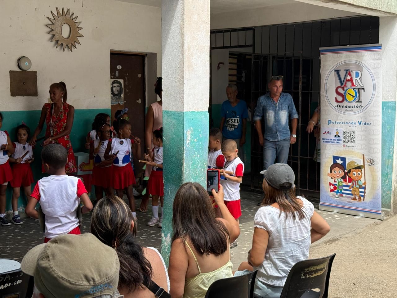 Actividad con la comunidad de la Escuela Salvador Allende Actividad con la comunidad de la Escuela Salvador Allende
