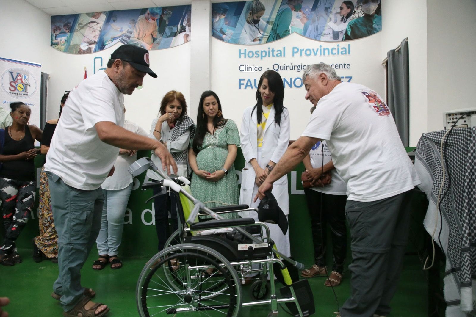 Entrega de una silla de ruedas en el Hospital Faustino Pérez Entrega de una silla de ruedas en el Hospital Faustino Pérez