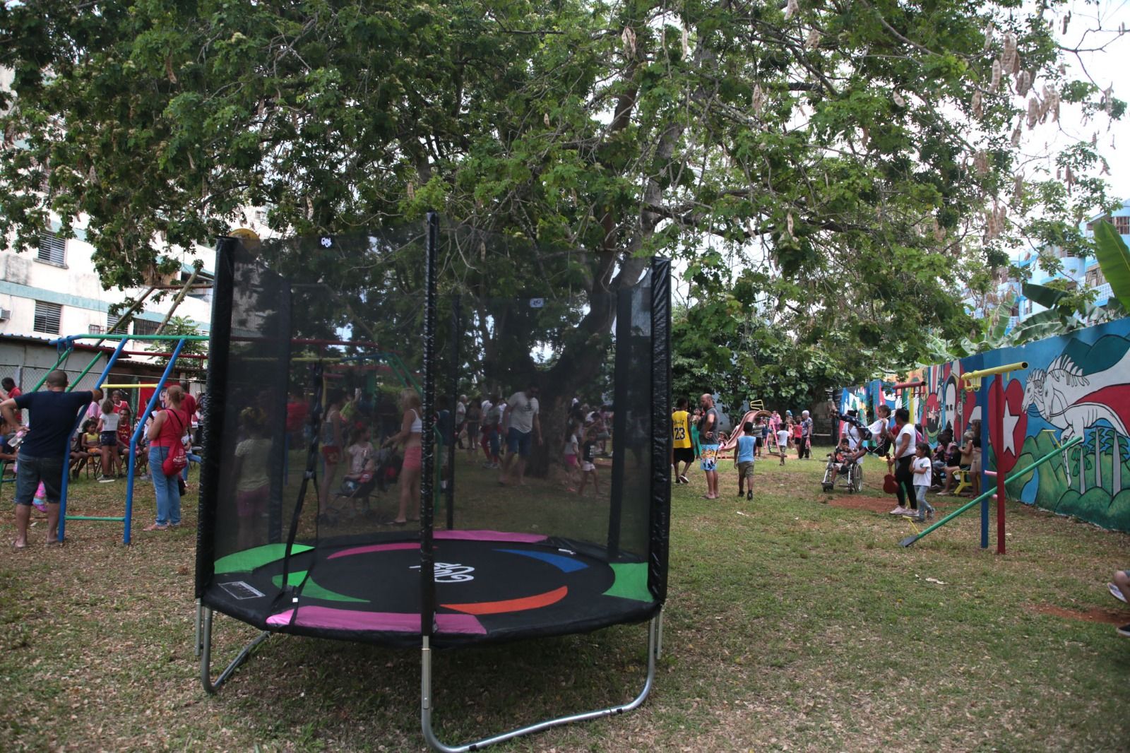 Cama elástica instalada en el Parque Infantil Elpidio Valdés Cama elástica instalada en el Parque Infantil Elpidio Valdés